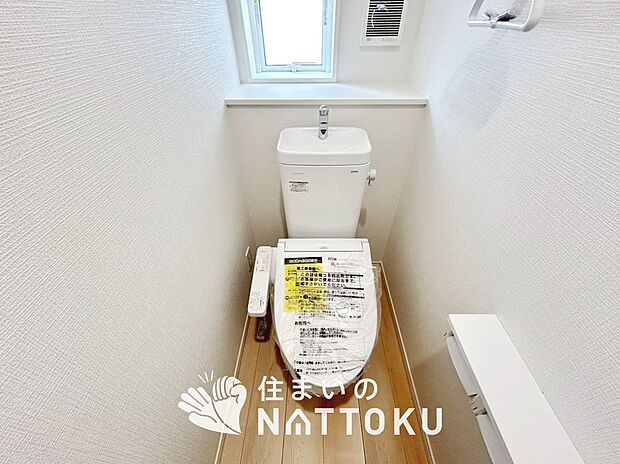 【トイレ】汚れてもサッとひと拭きでお手入れ簡単、エコ仕様の温水洗浄便座付きのトイレです。
バリアフリーにも配慮しています。