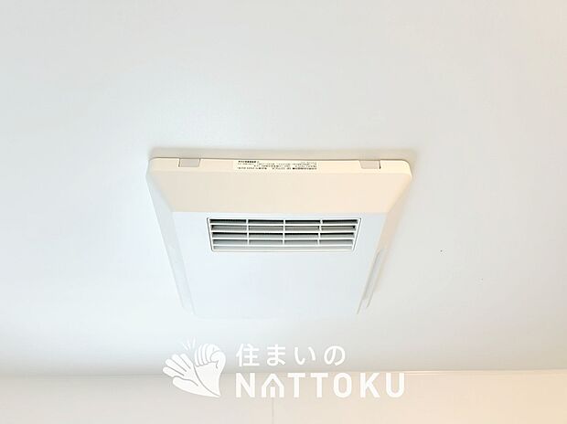 【浴室暖房換気乾燥機】サイドブロー機能で、乾燥効率アップです。
サイドに吹き出しを搭載することにより浴室内を端まで循環する気流ができ、さらに省エネ性能がアップします。