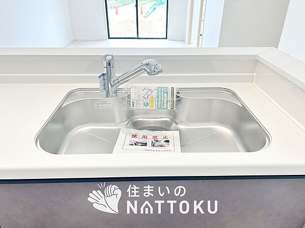 【浄水器内臓ハンドシャワー付シンク】広々とした凸型シンクに洗剤ポケットを標準装備。すっきり収納できます。
また、蛇口の先端に浄水器を内蔵しているため場所をとりません。