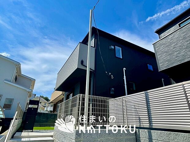 【現地写真(外観)【1号地】】雨で汚れを落とし、耐久性・耐候性に優れた外壁を使用しています。