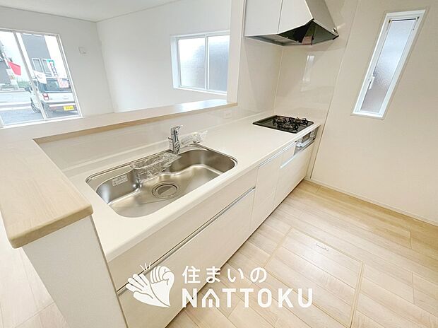 【現地写真(キッチン)】収納たっぷりのシステムキッチン、浄水器付水栓を標準装備しています。