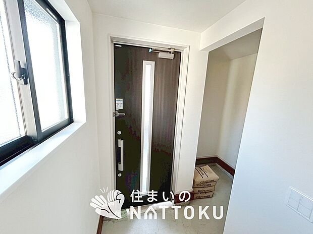 【現地写真(玄関)】玄関には、大型のシューズ収納を設置しています。