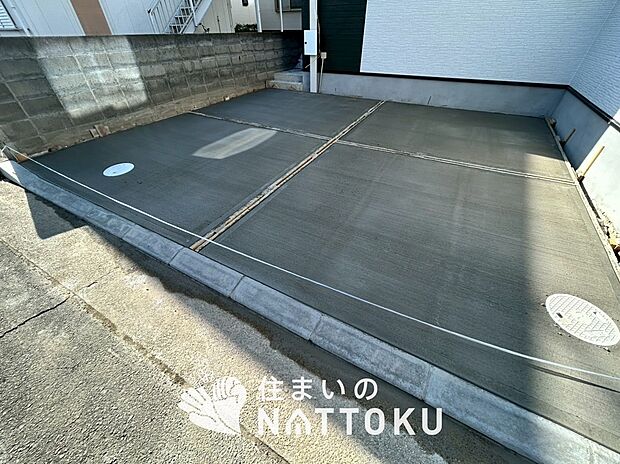 【現地写真(駐車場)】駐車スペースが広く、運転が苦手な方も安心です。