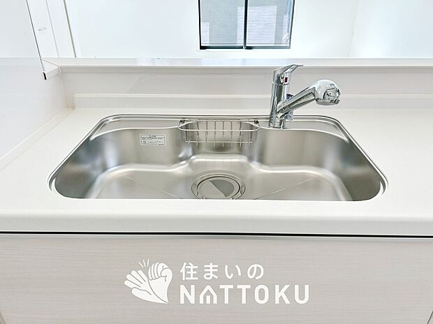 【浄水器内臓ハンドシャワー付シンク】広々とした凸型シンクに洗剤ポケットを標準装備。すっきり収納できます。
また、蛇口の先端に浄水器を内蔵しているため場所をとりません。