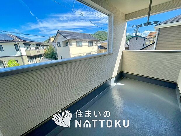 【バルコニー】奥行きが広く、洗濯物をゆったりと干せる十分な広さで、家族の洗濯も捗ります。