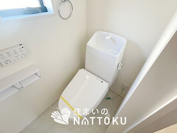 【トイレ】汚れてもサッとひと拭きでお手入れ簡単、エコ仕様の温水洗浄便座付きのトイレです。
バリアフリーにも配慮しています。