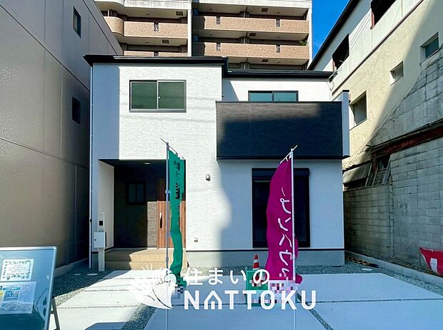 【現地写真(外観)】軽くて火災に強い屋根材を採用し、地震時の建物への負担や揺れを軽減しています。