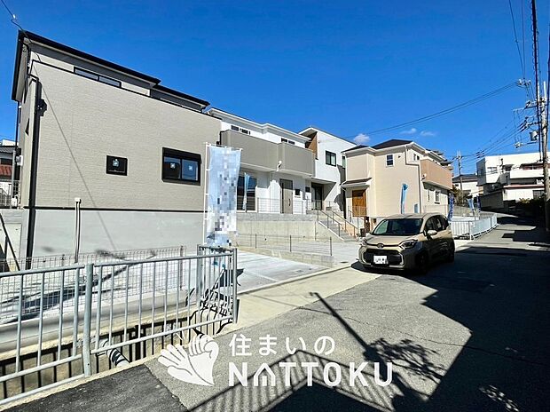 【現地写真(街並み)】がっしりとした骨組で安心、建築基準法で定められた壁量の1.3倍を確保しています。