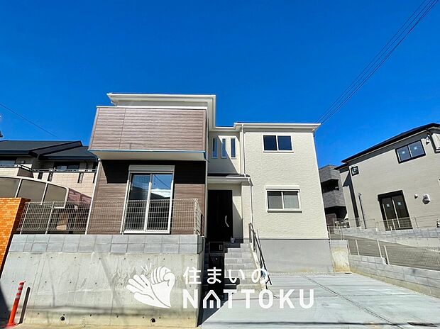 【現地写真(外観)【1号地】】雨で汚れを落とし、耐久性・耐候性に優れた外壁を使用しています。