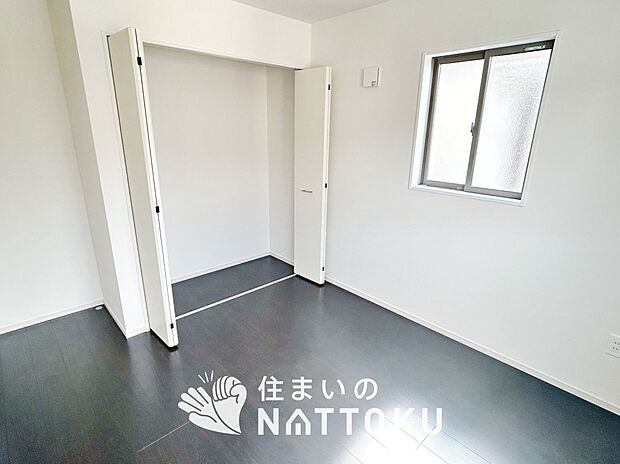 【現地写真(洋室)】木目の美しさを際立たせるシンプルデザインの建具を使用しています。