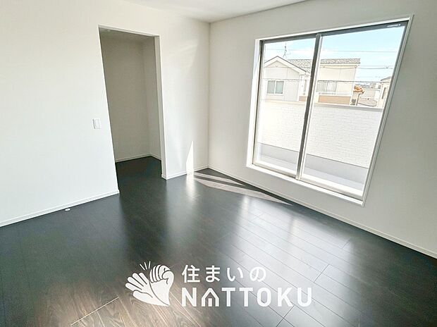 【現地写真(寝室)】木目の美しさを際立たせるシンプルデザインの建具を使用しています。
