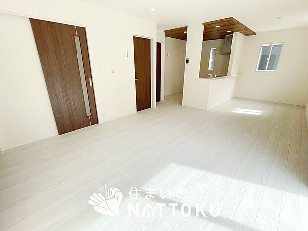 【現地写真(リビング)】フローリング材には、木目、色調など木材特有の風合いがあり、ナチュラルな美しさになっています。