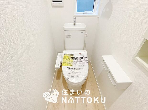 【トイレ】汚れてもサッとひと拭きでお手入れ簡単、エコ仕様の温水洗浄便座付きのトイレです。
バリアフリーにも配慮しています。