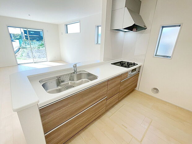 【現地写真(キッチン)】収納たっぷりのシステムキッチン、浄水器付水栓を標準装備しています。