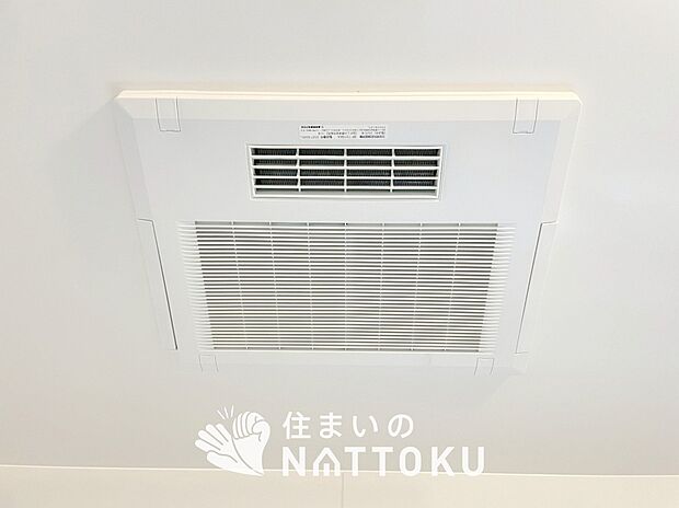 【浴室換気乾燥暖房機】寒い冬場はあたたかく、暑い夏場は扇風機のような心地よさです。
雨の日は、浴室が衣類乾燥スペースになります。