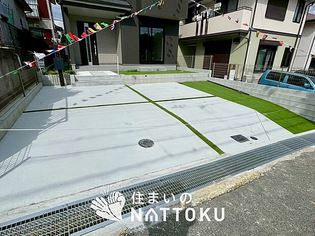 【現地写真(駐車場)】駐車スペースが広く、運転が苦手な方も安心です。