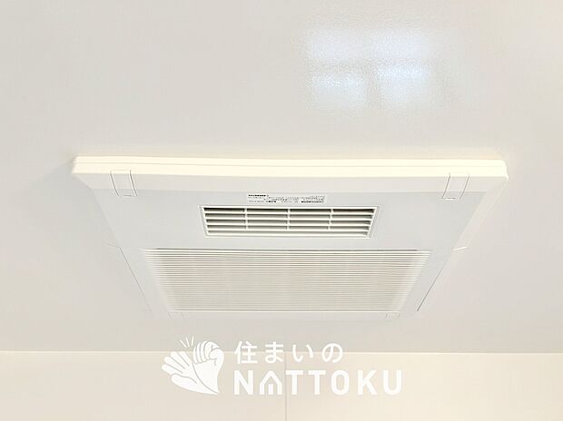 【浴室換気乾燥暖房機】寒い冬場はあたたかく、暑い夏場は扇風機のような心地よさです。
雨の日は、浴室が衣類乾燥スペースになります。