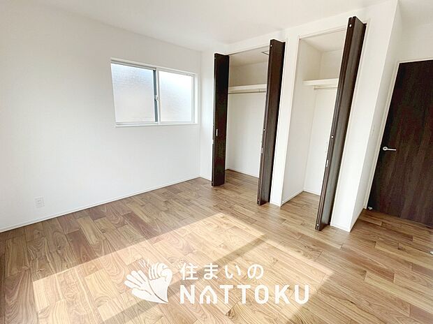 【現地写真(寝室)】木目の美しさを際立たせるシンプルデザインの建具を使用しています。