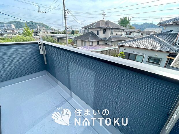 【バルコニー】奥行きが広く、洗濯物をゆったりと干せる十分な広さで、家族の洗濯も捗ります。