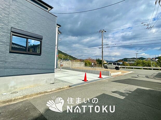 【現地写真(前道含む外観)】健康被害に配慮したもっとも安全性の高い建材を採用し、シックハウス対策をしております。