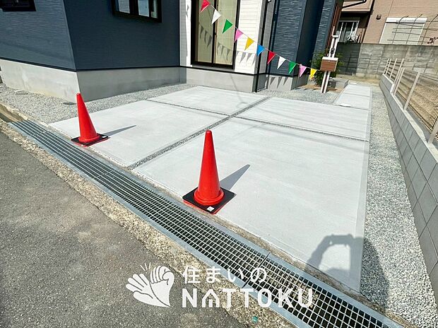 【現地写真(駐車場)】駐車スペースが広く、運転が苦手な方も安心です。