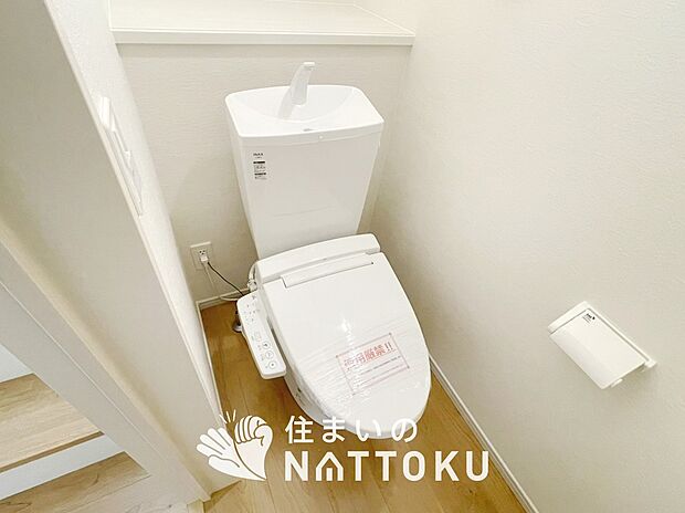 【トイレ】汚れてもサッとひと拭きでお手入れ簡単、エコ仕様の温水洗浄便座付きのトイレです。
バリアフリーにも配慮しています。