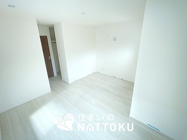 【現地写真(寝室)】木目の美しさを際立たせるシンプルデザインの建具を使用しています。