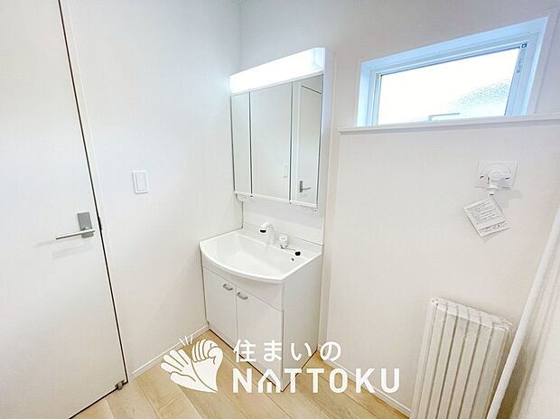 【洗面台・洗面所】鏡の両サイドは、必要なものを取出しやすく、大きな鏡面で朝の準備も快適。
使いやすいリフトアップ機能付きのシングルレバーシャワー水栓付です。