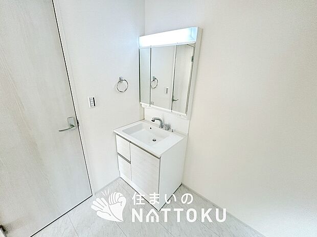 【洗面台・洗面所】鏡の両サイドは、必要なものを取出しやすく、大きな鏡面で朝の準備も快適。
使いやすいリフトアップ機能付きのシングルレバーシャワー水栓付です。