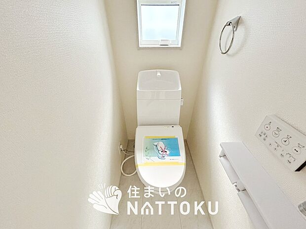 【トイレ】汚れてもサッとひと拭きでお手入れ簡単、エコ仕様の温水洗浄便座付きのトイレです。
バリアフリーにも配慮しています。
