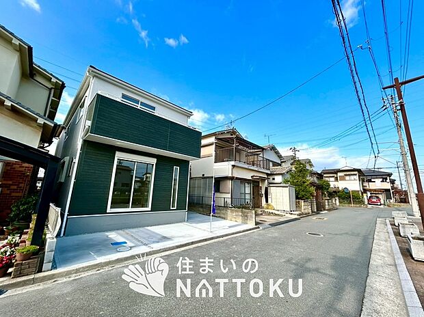 【現地写真(前道含む外観)】軽くて火災に強い屋根材を採用し、地震時の建物への負担や揺れを軽減しています。