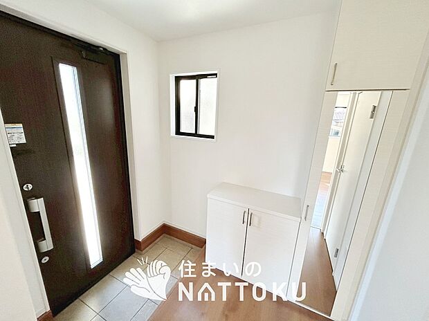 【現地写真(玄関)】玄関には、大型のシューズ収納を設置しています。