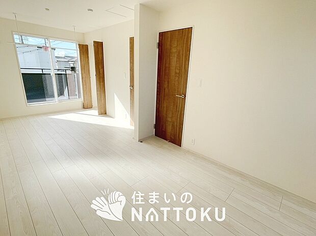 【現地写真(寝室)】木目の美しさを際立たせるシンプルデザインの建具を使用しています。