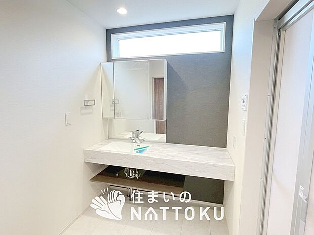 【洗面台・洗面所】鏡の両サイドは、必要なものを取出しやすく、大きな鏡面で朝の準備も快適。
使いやすいリフトアップ機能付きのシングルレバーシャワー水栓付です。