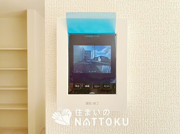 【TVモニター付インターホン】手放し通話ができ、送話表示灯で送話・受話状態が確認できます。
映像と音声で玄関先の様子をチェックできるモニター機能や、夜間の訪問者の顔も確認できるLEDライトを装備しています。