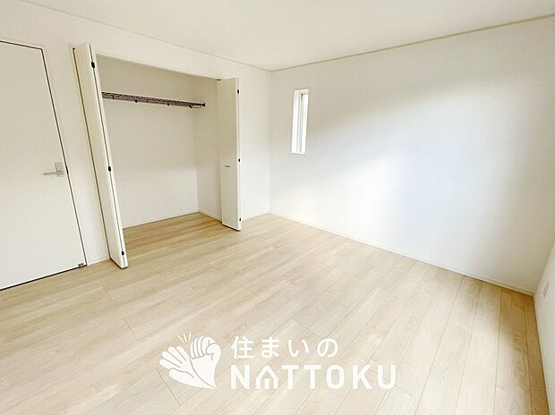 【現地写真(寝室)】木目の美しさを際立たせるシンプルデザインの建具を使用しています。