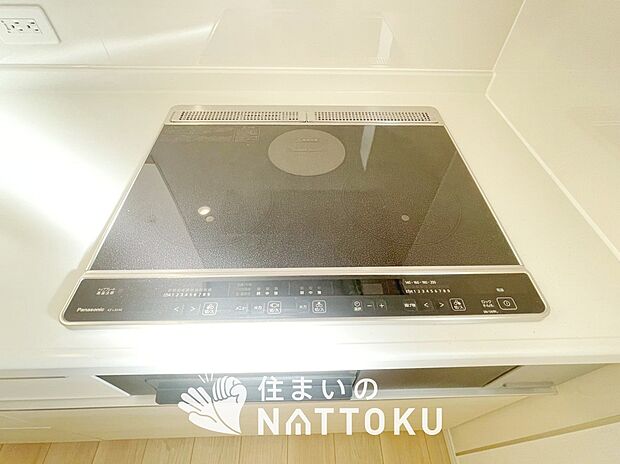 【ビルトインコンロ】フラットな構造で清掃性が高く、過熱防止センサー付3口タイプで日頃の家事も快適です。