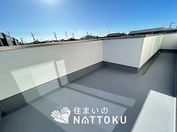 【バルコニー】奥行きが広く、洗濯物をゆったりと干せる十分な広さで、家族の洗濯も捗ります。