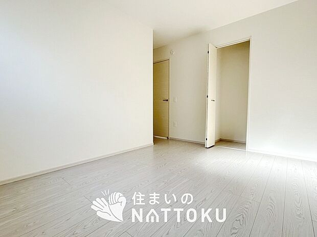 【現地写真（寝室）】木目の美しさを際立たせるシンプルデザインの建具を使用しています。