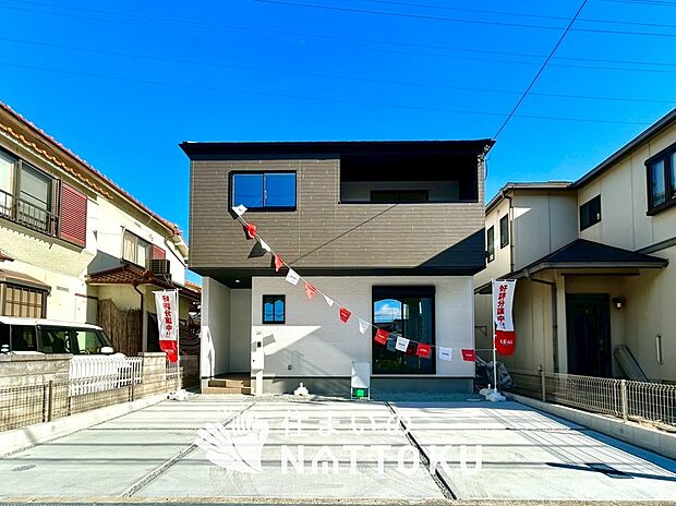 【現地写真（外観）】軽くて火災に強い屋根材を採用し、地震時の建物への負担や揺れを軽減しています。