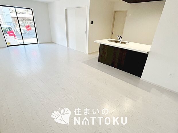 【現地写真（リビング）】フローリング材には、木目、色調など木材特有の風合いがあり、ナチュラルな美しさになっています。