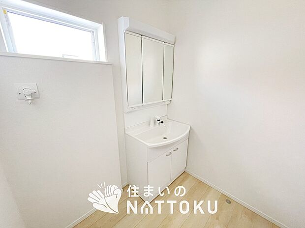 【洗面台・洗面所】鏡の両サイドは、必要なものを取出しやすく、大きな鏡面で朝の準備も快適。
使いやすいリフトアップ機能付きのシングルレバーシャワー水栓付です。
