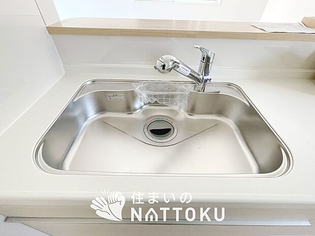 【浄水器内臓ハンドシャワー付シンク】広々とした凸型シンクに洗剤ポケットを標準装備。すっきり収納できます。
また、蛇口の先端に浄水器を内蔵しているため場所をとりません。