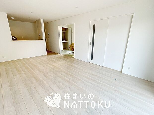 【現地写真(リビング)】フローリング材には、木目、色調など木材特有の風合いがあり、ナチュラルな美しさになっています。