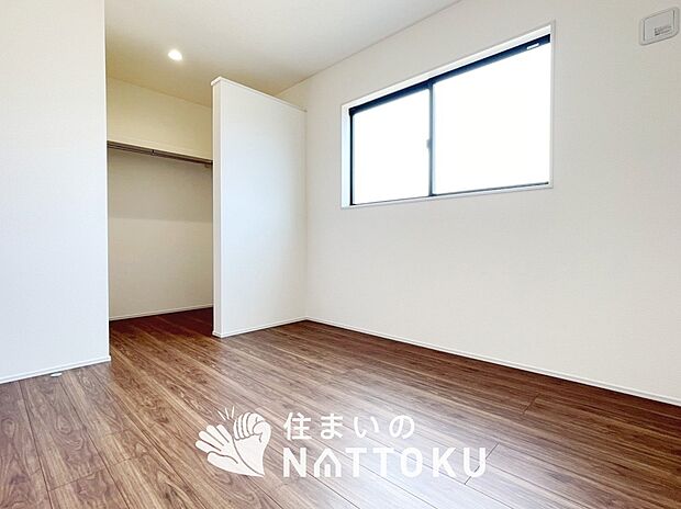 【現地写真(洋室)】木目の美しさを際立たせるシンプルデザインの建具を使用しています。