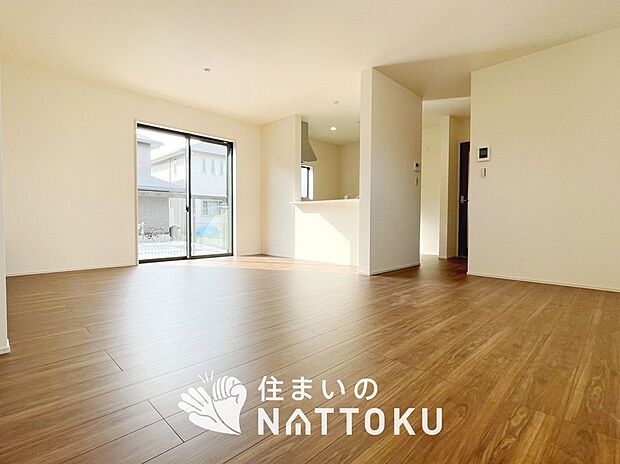 【現地写真(リビング)】フローリング材には、木目、色調など木材特有の風合いがあり、ナチュラルな美しさになっています。