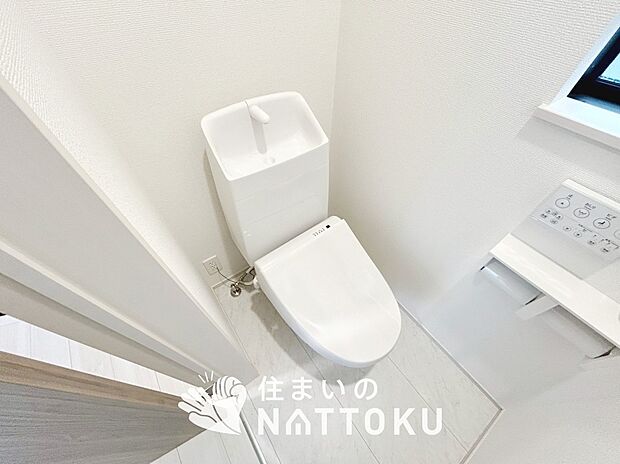 【トイレ】汚れてもサッとひと拭きでお手入れ簡単、エコ仕様の温水洗浄便座付きのトイレです。
バリアフリーにも配慮しています。