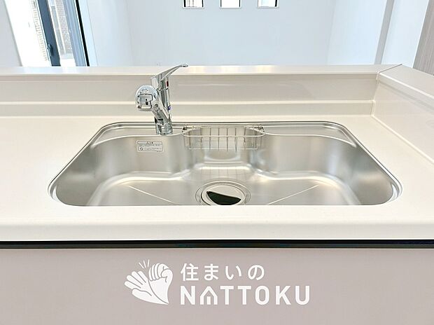 【浄水器内臓ハンドシャワー付シンク】広々とした凸型シンクに洗剤ポケットを標準装備。すっきり収納できます。
また、蛇口の先端に浄水器を内蔵しているため場所をとりません。