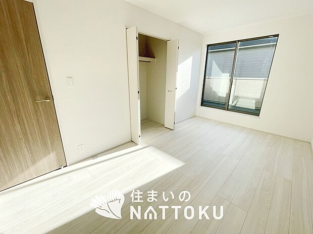 【現地写真（寝室）】木目の美しさを際立たせるシンプルデザインの建具を使用しています。