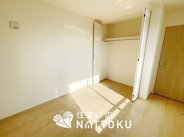 【現地写真(洋室)】木目の美しさを際立たせるシンプルデザインの建具を使用しています。